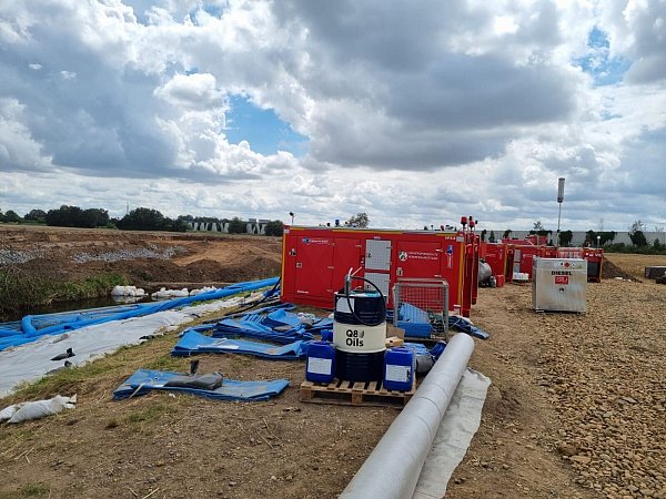 Je nach Pegelstand der Erft, müssen vier bis sieben Pumpen, der insgesamt 9 Pumpen des Pumpsystems, gleichzeitig laufen. - © Feuerwehr Espelkamp