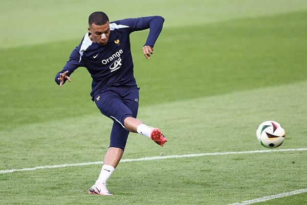 Kylian Mbappé absolviert in Paderborn eine Solo-Trainingseinheit. - © AFP or licensors