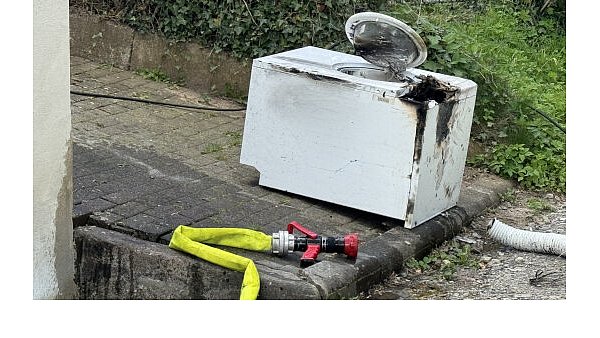 Die Feuerwehrleute haben den defekten Wäschtrockner ins Freie getragen. - © Feuerwehr Höxter