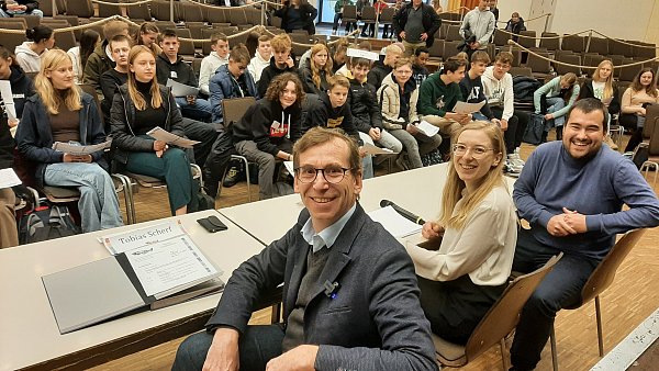 Bürgermeister Tobias Scherf (v. l.), Projektleiterin Natalie Nekolla und Demokratie leben-Koordinator Alexander Akel. - © Dieter Scholz