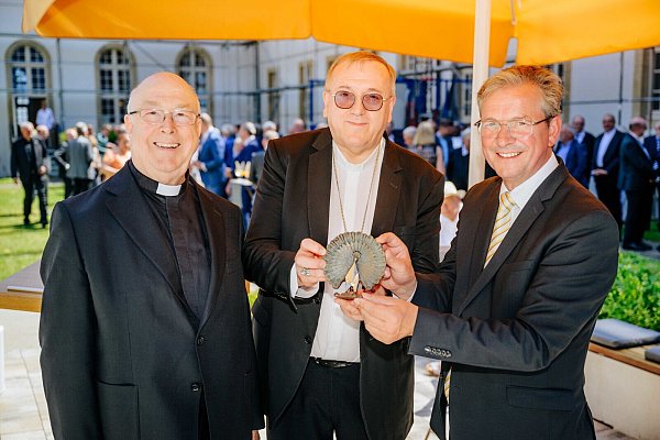 Empfang des Erzbischofs im Garten des Liborianums (v.l.): Erzbischof Hans-Josef Becker, Yves Le Saux (Bischof von Le Mans) und Bürgermeister Michael Dreier. - © Besim Mazhiqi/Erzbistum Paderborn