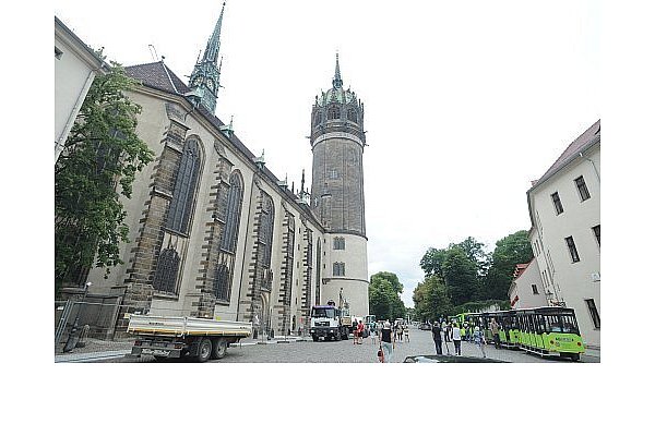 Schauplatz der Reformation: Der Überlieferung nach schlug Martin Luther am 31. Oktober 1517 seine 95 Thesen an die Tür der Schlosskirche in Wittenberg an. - © Joern Spreen-Ledebur