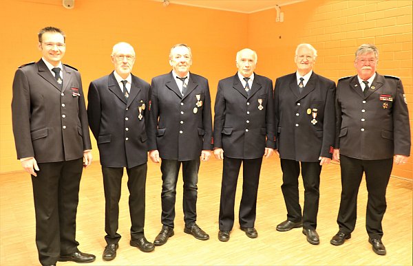 Geehrt für 50 Jahre wurden Hubertus Kemper (ab 2. v. l.), Franz Sievers, Franz-Josef Richter und Hubertus Behler - eingerahmt von Feuerwehrchef Sebastian Ewen (l.) und Hubertus Nostitz (r.). - © Simone Flörke