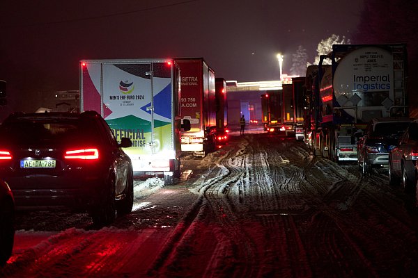 Stillstand: Auf der Autobahn A3 hatte sich in der Nacht zu Donnerstag aufgrund starken Schneefalls bei Neustadt/Wied in beiden Fahrtrichtungen ein rund 15 Kilometer langer Stau gebildet. Tausende Autofahrer steckten für Stunden fest. - © Thomas Frey / dpa