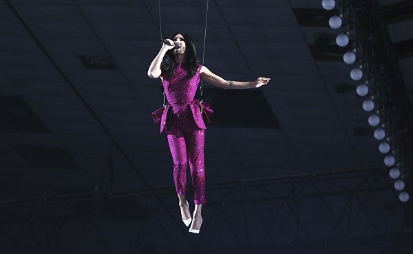Conchita Wurst, die den ESC 2014 für Österreich gewann, ist während einer Generalprobe für das Finale des Eurovision Song Contest in der österreichischen Hauptstadt Wien am Freitag, 22. Mai 2015, in der Luft. - © picture alliance / AP Photo | Ronald Zak