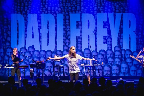 Der isländische Sänger, Songwriter und Musiker Dadi Freyr gibt 2022 ein Live-Konzert in Kopenhagen. - © picture alliance / Gonzales Photo/Nikolaj Bransholm | Gonzales Photo/Nikolaj Bransholm