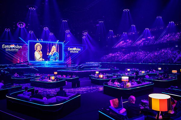 Etwa 4.500 Zuschauer verfolgen 2021 die zweite Kostümprobe des ersten Halbfinales des Eurovision Song Contests in der Ahoy Arena. Auf dem Videoscreen ist eine Rückblende mit einer Szene des Auftritts der schwedischen Band Abba aus dem Jahr 1974 zu sehen. - © picture alliance/dpa/dpa-Zentralbild | Soeren Stache
