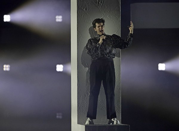 Gjon's Tears aus der Schweiz singt "Tout l'Univers" beim großen Finale des Eurovision Song Contests in der Ahoy Arena in Rotterdam im Jahr 2021. - © picture alliance / ASSOCIATED PRESS | Peter Dejong