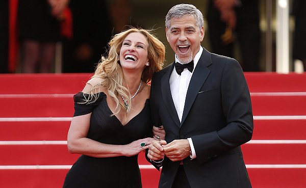 Die US-Schauspieler Julia Roberts und George Clooney gelten als besonders attraktiv. - © Ian Langsdon