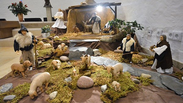 Die beweglichen Figuren und auch die Tiere der Krippe, die in der katholischen Kirche St. Michael an der Marktstraße aufgebaut worden ist, sind von der Rheda-Wiedenbrücker Holzbildhauerin Petra Rentrup angefertigt worden. - © Karin Prignitz