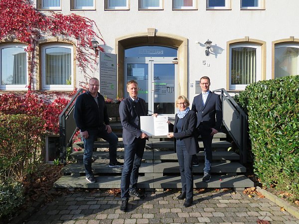 Mithilfe des Starkregen-Risikomanagements soll die Gemeinde künftig besser geschützt werden (v. l.): Altenbekens Klimaschutzbeauftragter Ralf Niemann, Bürgermeister Matthias Möllers, Birgit Rehsies und Michael Hirche (beide Bezirksregierung Detmold). - © Marion Wessels
