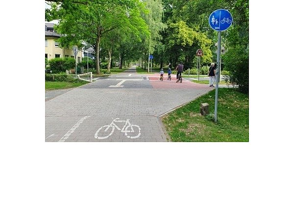 Die Stolbergallee ist sowohl ein beliebter Freizeitweg als auch ein stark frequentierter Abschnitt für den Alltags-Radverkehr zwischen der Innenstadt und Schloß Neuhaus. - © Stadt Paderborn