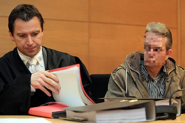 Dieter L. und sein Verteidiger Torsten Giesecke vor dem Landgericht Bielefeld. - © HERFORD