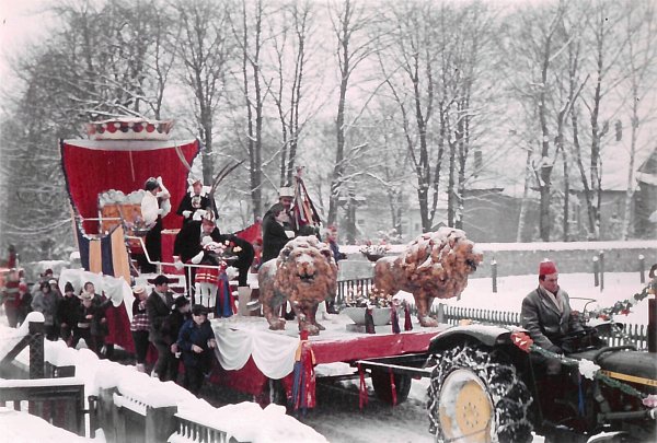 Närrische Regenten im Schnee: Am Rosenmontag 1969 zieht der Zug mit dem neuen, mit Löwen geschmückten Prinzenwagen durch das verschneite Steinheim. Oben drauf: Karnevalsprinz Willi Spier und Karnevalsprinzessin Marianne Breker. - © Privat