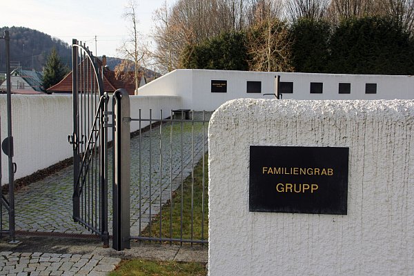 Wolfgang Grupps private Grabanlage in Burladingen. - © epd-bild / Uli Fricker