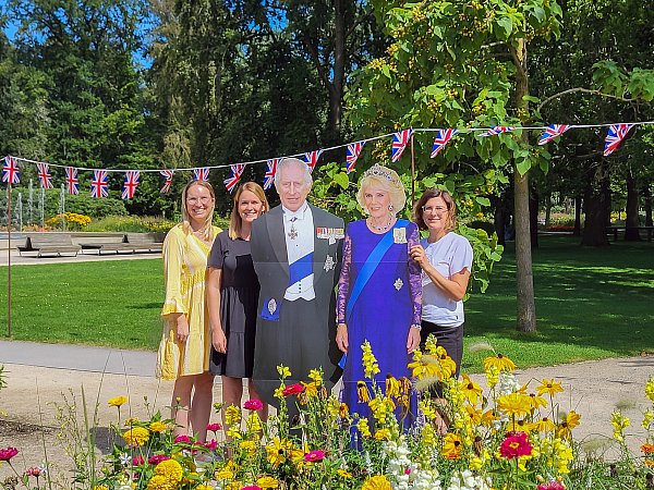 Die Vorfreude aufs British Weekend ist groß bei Verena Fritsch (v. l.), Bettina Adamson und Rehana Rühmann von der Gartenschau Bad Lippspringe selbstverständlich im Beisein von König Charles und Gattin Camilla. - © Gartenschau Bad Lippspringe GmbH
