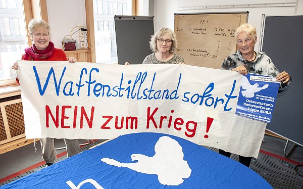 Monika Greve, Angelika Claußen und Marlis Landree (v. l.) von der Friedensinitiative Bielefeld laden dazu ein, am Samstag beim Ostermarsch für den Frieden zu demonstrieren. - © Jörg Dieckmann - www.dieckmann-fotodesign.de
