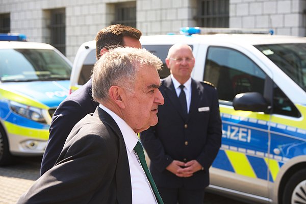 Nach einem Messerangriff rund um das Stadtfest in Siegen mit mehreren Verletzten will NRW-Innenminister Reul mehr Sicherheitsmaßnahmen bei Veranstaltungen prüfen. - © Thomas Frey