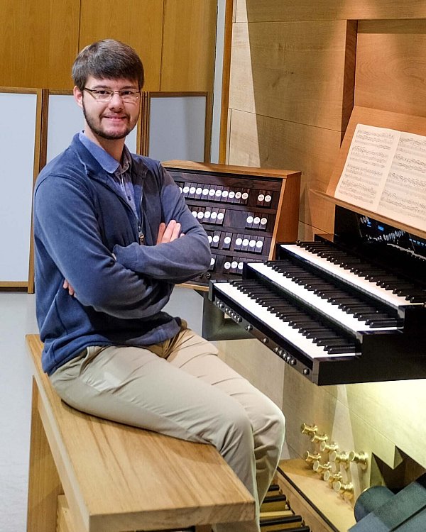 Organist und Kantor Matthias Berges aus Espelkamp hat selbst häufiger an der Michaelsorgel gespielt. - © Ev..Martinskirchengemeinde Espelkamp