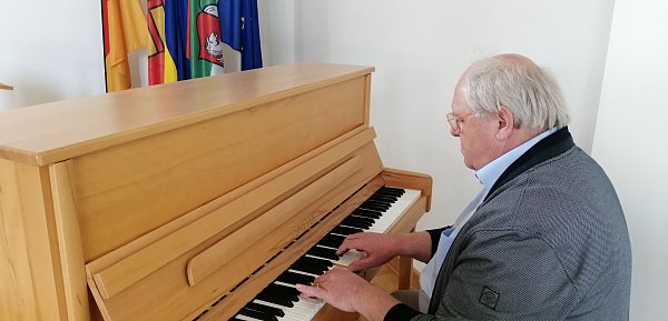 Bruder Michael Suermann gestaltet den Festakt musikalisch. - © Burkhard Battran