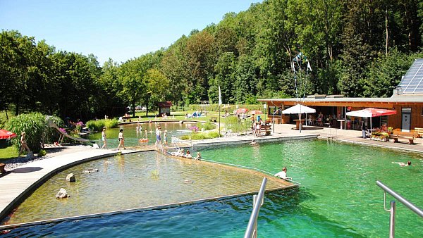 Das Naturbad Atteln betreibt eine natürliche, biologische Wasseraufbereitung und verzichtet auf Chlor. - © Naturbad Atteln