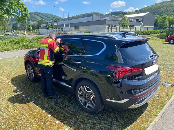 Das Auto stand auf dem Parkplatz in der Sonne. - © Feuerwehr Plettenberg