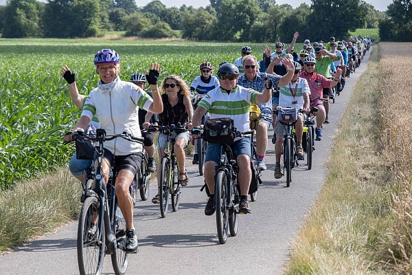Auf einer 50 Kilometer langen Rundtour geht es rund um Höxter und den Weser-Radweg. - © Veranstalter