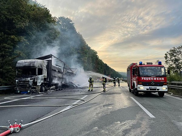 Der Lastzug brannte auf der A44 vollständig aus. - © Feuerwehr Marsberg