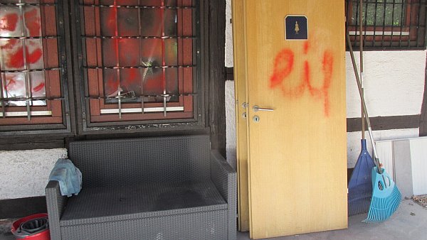 Farbschmierereien wie hier wurden an mehreren Gebäudeteilen festgestellt. Fotos: Polizei - © Polizei