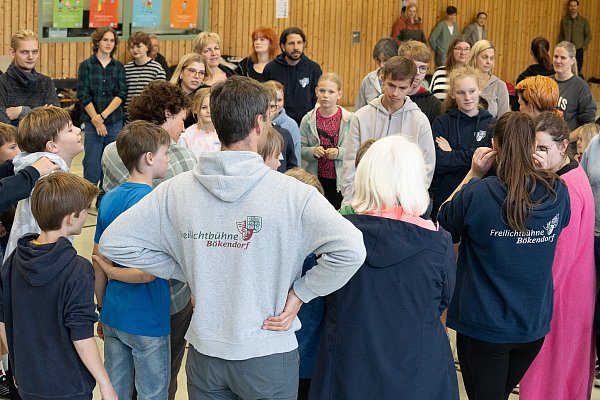 Letzte Instruktionen: Die Proben für das Stück "Die Biene Maja" laufen. - © Freilichtbühne Bökendorf