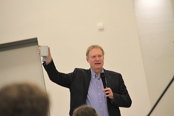 Jens-Peter Seick vom Fraunhofer Institutsteil für industrielle Automation referiert im Steinheimer Stadtrat. - © Madita Schellenberg