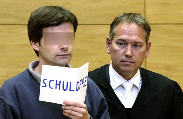 Jens S. mit seinem Verteidiger Carsten Ernst. Im Bielefelder Landgericht hält er eine Botschaft in die Kameras. - © Patrick Menzel