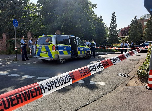 Polizisten sichern den Tatort in Köln ab. - © dpa