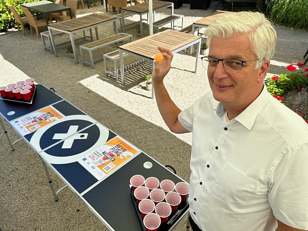 Gespielt wird auf genormten Spezialtischen mit 2,40 Meter Länge und 70 Zentimeter Höhe. - © Christian Bröder