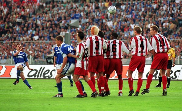 Eines der wichtigsten Tore von Jörg Böhme (links): Im DFB-Pokalfinale 2001 gegen Union Berlin trifft er per Freistoß zum 1:0 für Schalke. Foto: imago - © imago images/Team 2