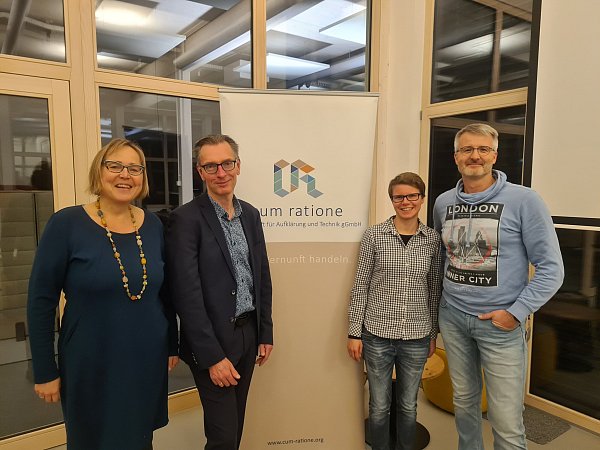 Beim Vortrag mit dabei: Kerstin Haarmann (v.l. Geschäftsführerin cum ratione gGmbH), Daniel Fuhrhop (Wohnwendeökonom), Lara Schröder (Referentin für Nachhaltigkeit, cum ratione) sowie Daniel Saage (Geschäftsführer WestfalenWind Gruppe). - © cum ratione