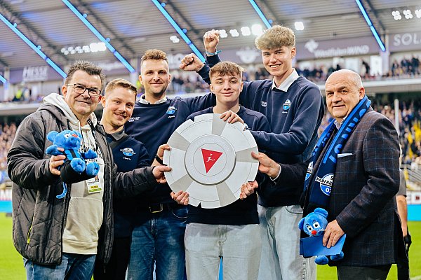 Ehrung mit Meisterschale: SCP-Geschäftsführer Martin Hornberger (l.) und Präsident Thomas Sagel (r.) gratulieren (v. l.) Trainer Daniel Elit, Louis Feldhaus, Jamie Bartel und Jonas Wirth zum deutschen Meistertitel. - © BESIM MAZHIQI