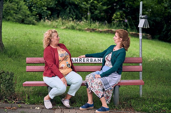 Auch in den neuen Folgen bleiben Heike Schäffer (Petra Kleinert) und Lydia Aubach (Julia Schmitt) den Fans erhalten. - © ARD/Frank Dicks