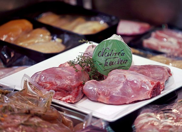 Vom Nutria: In seiner Metzgerei bietet Bickert nicht nur Nutria-Keulen, sondern auch Salami und Ragout an. - © Roland Weihrauch