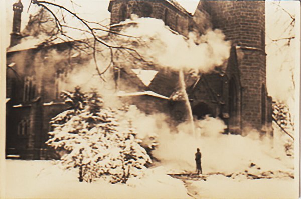 Die englischen Gäste brachten ein bisher unbekanntes privates Foto mit, das ein Kamarad ihres Vaters damals machte: Montag, 24. Februar 1947 im noch winterlichen Bad Oeynhausen – viel zu spät beginnen die Löscharbeiten an der Auferstehungskirche am Kurpark. - © Privat