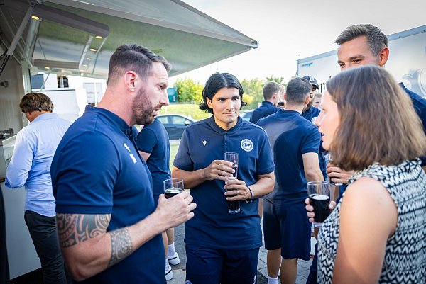 An der Friedrich-Hagemann-Straße in Bielefeld wurde am Dienstag Arminias neues Sport- und Leistungszentrum eröffnet. Mit dabei unter anderem auch Arminia-Coach Mitch Kniat. - © Sarah Jonek / Jonek Fotografie