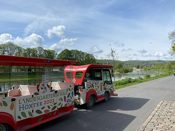 Die Bimmelbahn wird für das Spargel- und Erdbeerfest zum Shuttle-Transport umfunktioniert. - © Huxarium Gartenpark Höxter