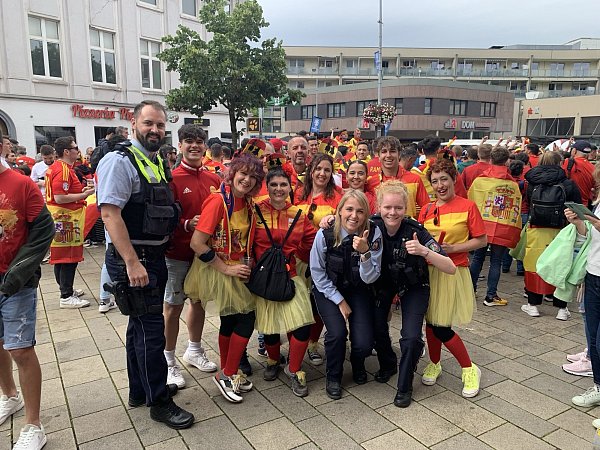 Polizeioberkommissar und Sprecher der Polizei Höxter, Achim Reker, gemeinsam mit Spanien-Fans an einem Spieltag in Gelsenkirchen. - © Polizei