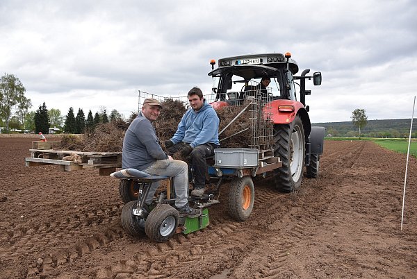 Gerhard, Jendrik und Hannes Hollmeier aus Blomberg haben extra mehrere Maschinen gebaut, um das Gartenschau-Lavendelfeld „umziehen“ zu können. Ein umfunktionierter Grubber dient als Pflanzgerät. - © Huxarium-Gartenpark Höxter