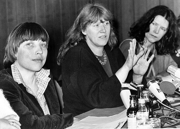 April 1984: Antje Vollmer (v.l.), Waltraud Schoppe und Annemarie Borgmann werden in Bonn zu den neuen gleichberechtigten Sprecherinnen der Bundestagsfraktion der Grünen gewählt. - © picture-alliance/ dpa