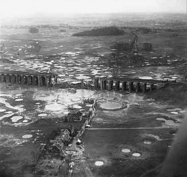 Der zerstörte Viadukt bei Kriegsende: gut 130 Meter waren aufgrund des „Erdbeben-Effektes der Grand-Slam-Bombe" eingestürzt. - © Stadtarchiv Bielefeld