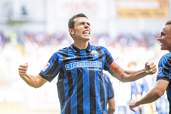 Kapitän Ron Schallenberg, der hier über seinen Treffer beim 4:2-Heimsieg gegen Hannover jubelt, wurde von den Paderborner Fans zum SCP-Spieler der Hinrunde gewählt. - © dpa
