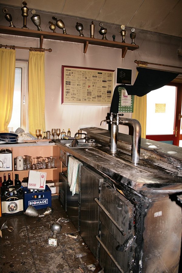 Juni 2008: Ein Brand zerstört das Klubhaus. - © Ongsiek