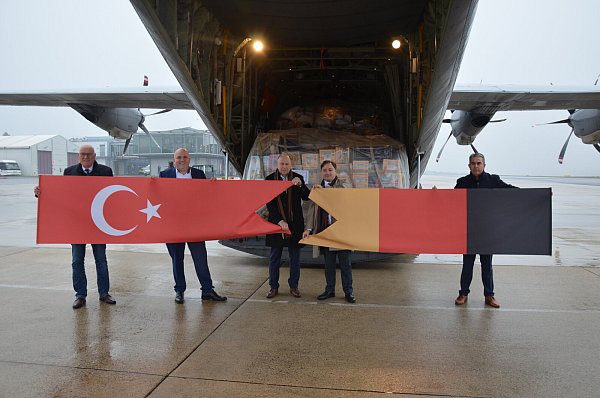 Wolfgang Weigel (1. Vors. Deutsch-Türkische Gesellschaft Paderborn), Flughafen-Geschäftsführer Roland Hüser, Aufsichtsratsvorsitzender Landrat Christoph Rüther mit dem türkischen Generalkonsul Ahmet Faik Davaz sowie Recep Alpan (2. Vors. Deutsch-Türkische Gesellschaft Paderborn). - © Flughafen Paderborn/Lippstadt