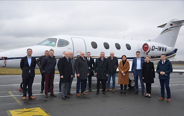 Beim Treffen am Flughafen Paderborn/Lippstadt: Aufsichtsratsvorsitzender Christoph Rüther (5. von links) und Geschäftsführer Roland Hüser (7. von links) hießen Minister Prof. Dr. Andreas Pinkwart (6. von rechts) im Beisein der Netzwerkpartner willkommen. - © Flughafen Paderbron/Lippstadt
